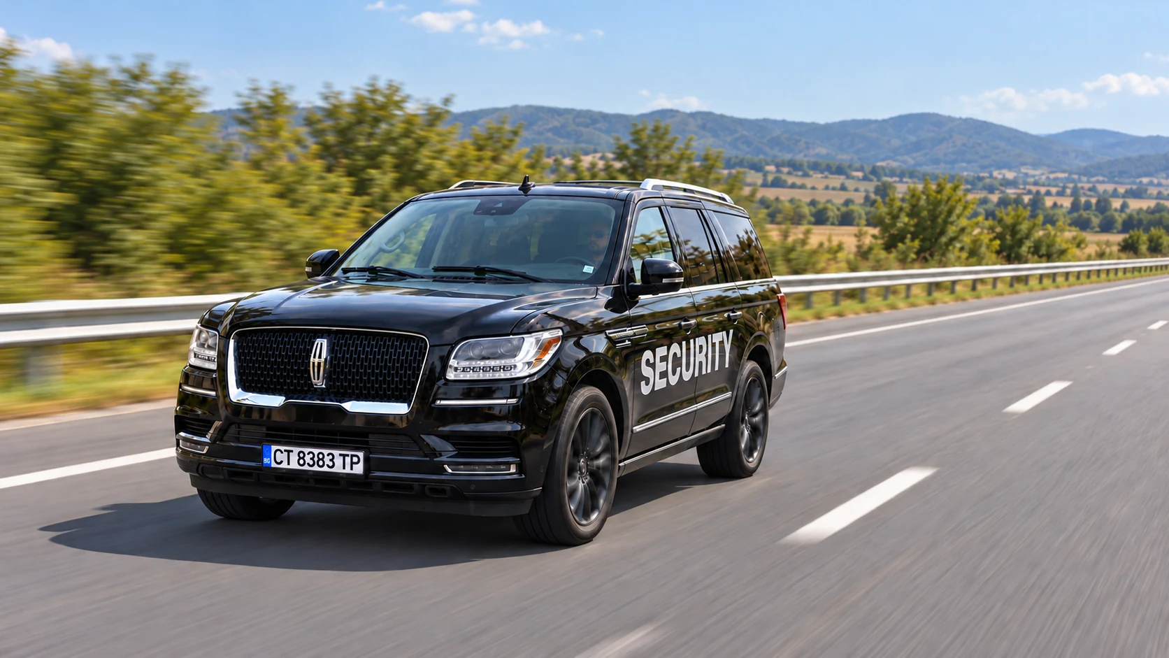 Брандиран черен Lincoln Navigator на Лидер Секюрити Груп в движение по магистрала